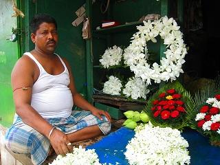 ジャスミンの花輪を売るおじさん